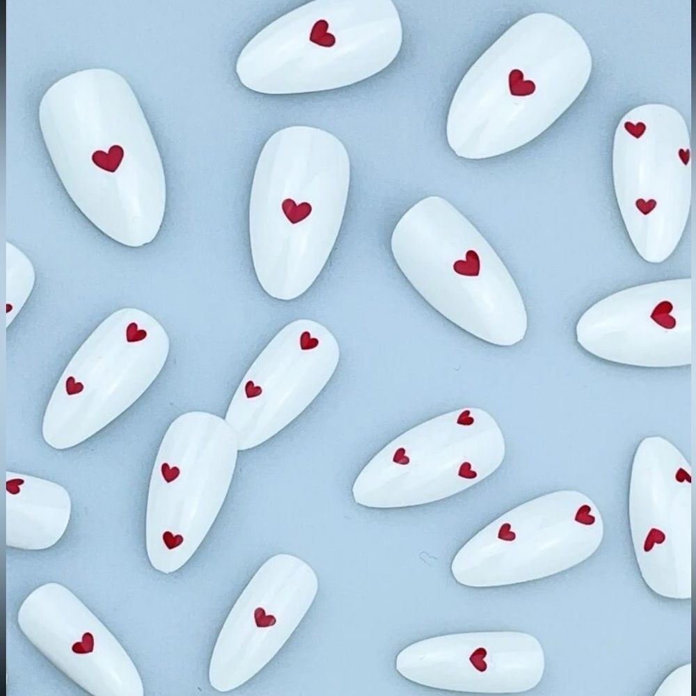 Valentines Day White Almond Red Heart 24 Piece Set Kawaii Nails - Picture 2 of 11